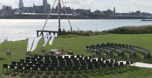 Afbeelding van Huwelijksfeest met ceremonie aan het water
